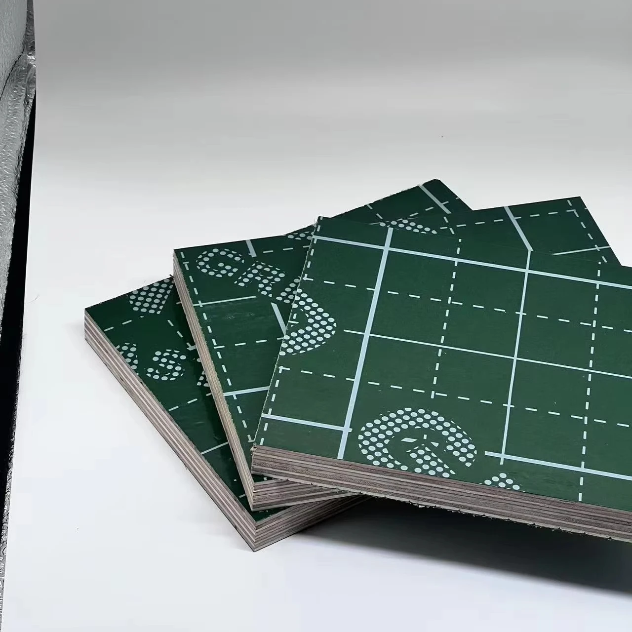 Green PP Plastic 4x8 18mm Film Faced Marine Plywood Sheet for Construction Industrial Design Style for Formwork Panel and Mal