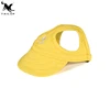 Chapeau de chien jaune