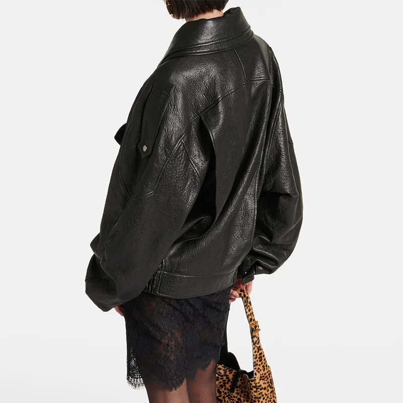 Жаңа, ауыр жұмыс істелген, ескірген стильдегі, еркін киілетін жағасы бар, біртұтас таза етіктен жасалған мотоциклшілерге арналған және күзгі маусымға арналған әйелдерге арналған жағалық