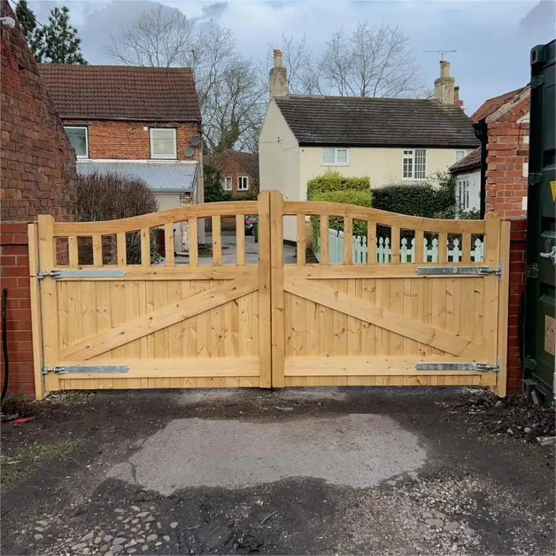 Country Style Rustic Retro Corrosion Resistant Solid Wood Automatic Driveway Gate