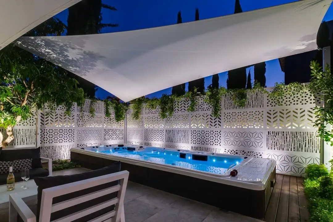 Freestanding Whirlpool Spa Hot Tub with 34 Jets and 6 Person Capacity for Hydrotherapy Massage