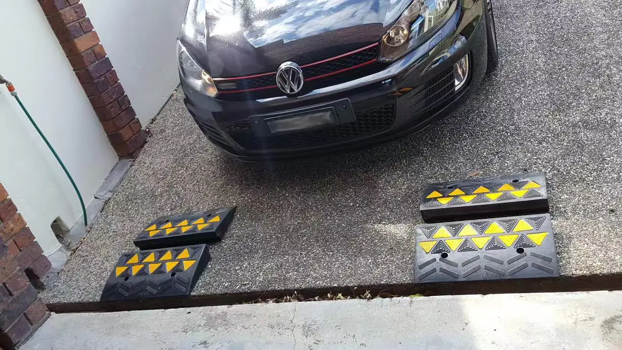 CRB03 Yellow Glass Bead Reflector Rubber Kerb Ramp Speed Bump with High Visibility for Safe Navigation supplier