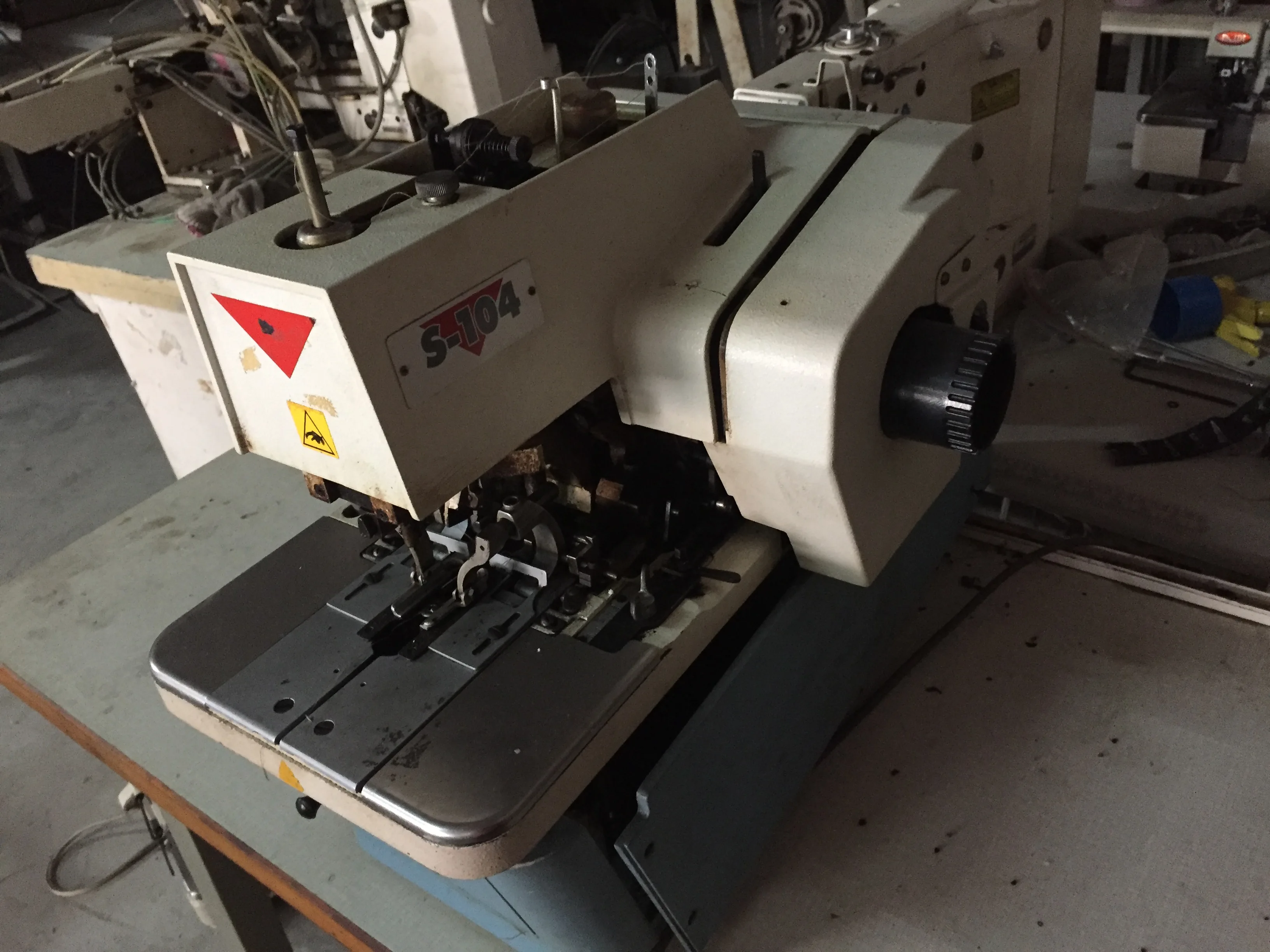GOLDEN PRICE Reece 104 Keyhole Button Hole Sewing Machine Second Hand for Pants and Jeans Making