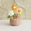 Bolsa de la fortuna amarilla con flores de hojaldre.