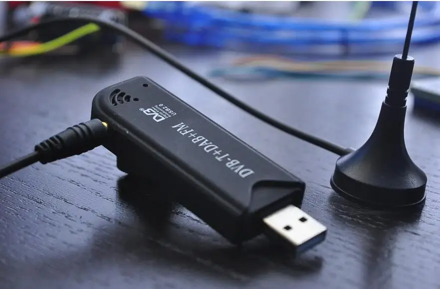 RTL2832U & R820 860  DVB-T RTL-SDR+DAB+FM USB Digital TV Tuner Receiver PC Laptop