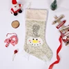 Muñeco de nieve navideño dorado y blanco.