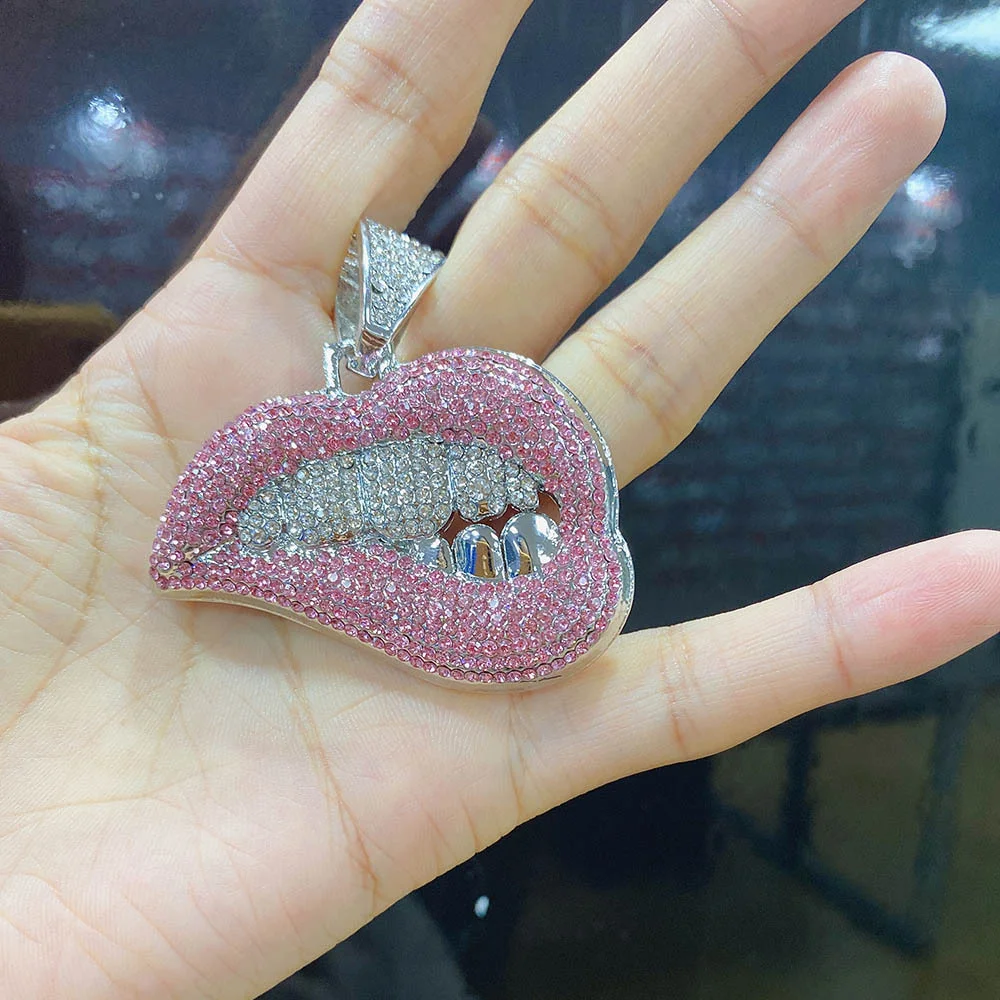 Pendentif Bouche Baiser Argenté Avec Strass - 16x16 Mm, Neuf Sans Emballage, Bijou Fantaisie