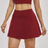 Falda corta color rojo frijol.