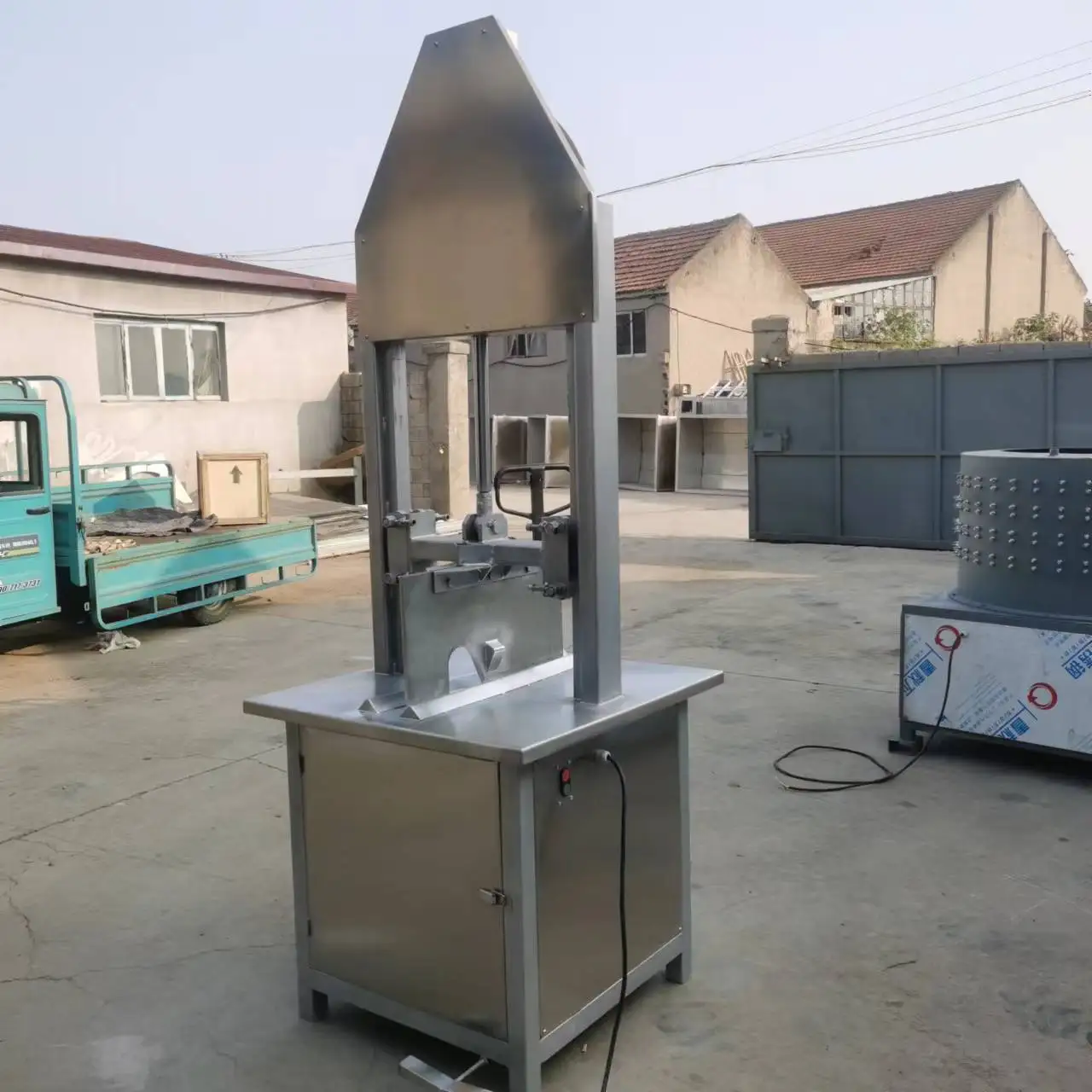 Automatic Sheep Head Cutter Machine Hydraulic Cow Head Halves Splitter Cutter Slaughterhouse Pig Head Splitting Machine