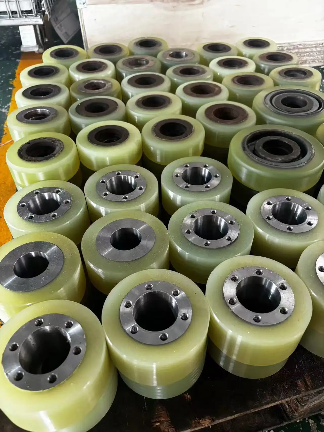 Mute Industrial PU Rubber Covered Wheels Quiet Conveyor Systems Featuring Quiet Polyurethane Rubber Wheel with Rubber Bearing details