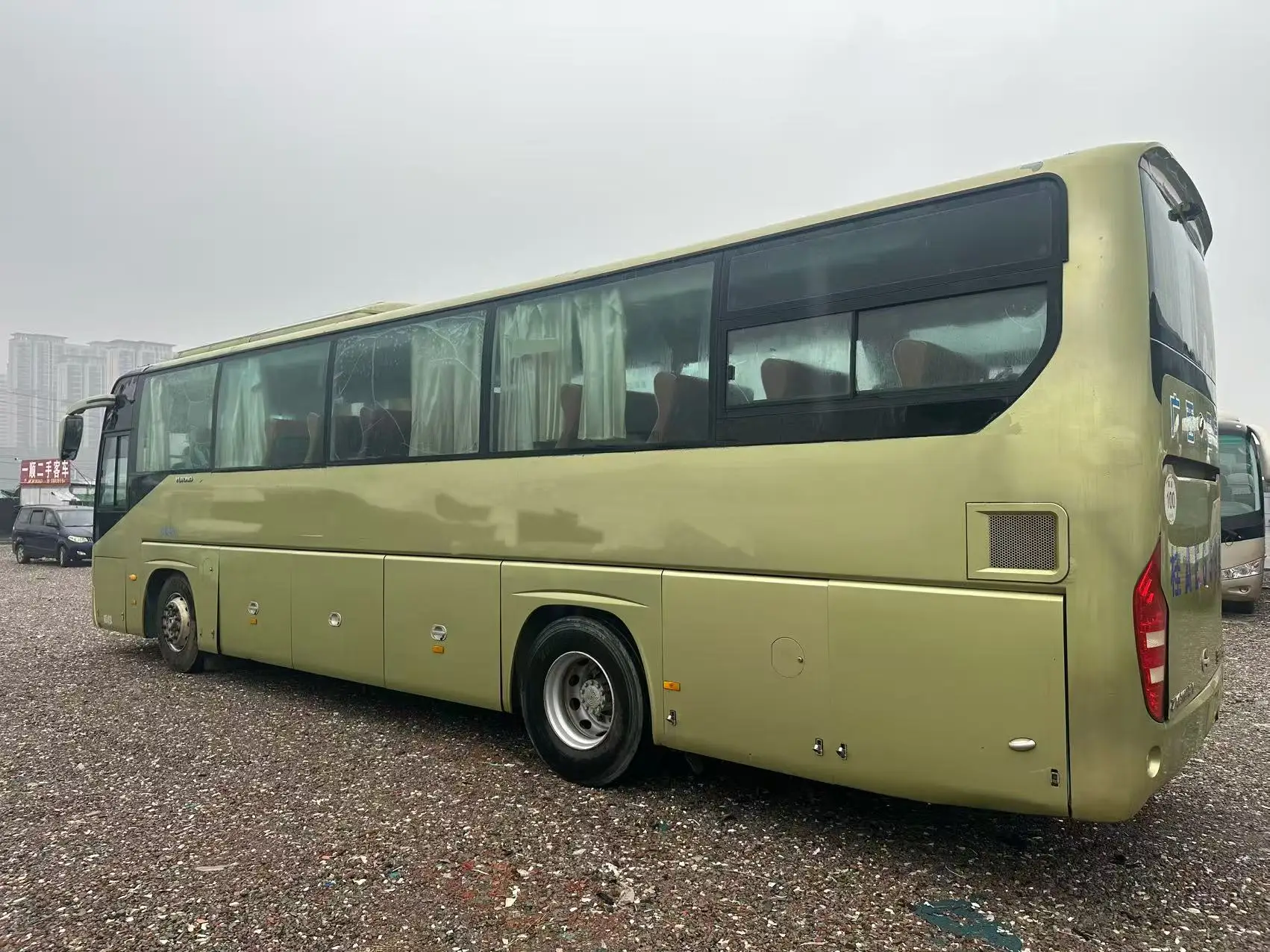 YU-TONG ZK6119H2Y Coach Bus 49 Seats Second Hand Gold Color Air