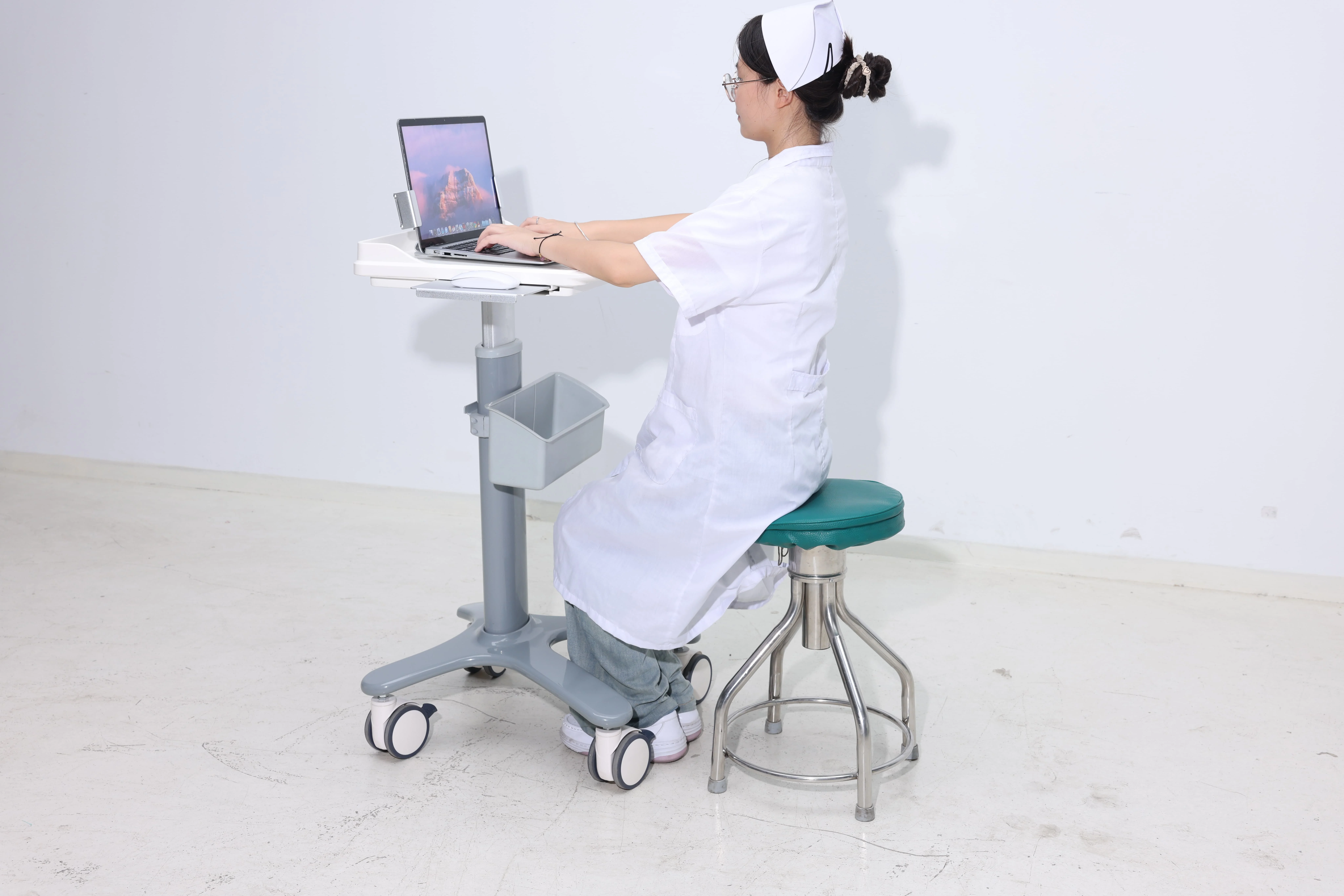 Lightweight Aluminum Modern Medical Laptop Cart with Foot Pedal Adjustment Mouse Platform ABS Storage Box for Hospital Hotel Use 2