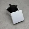 Boîte à montre blanche