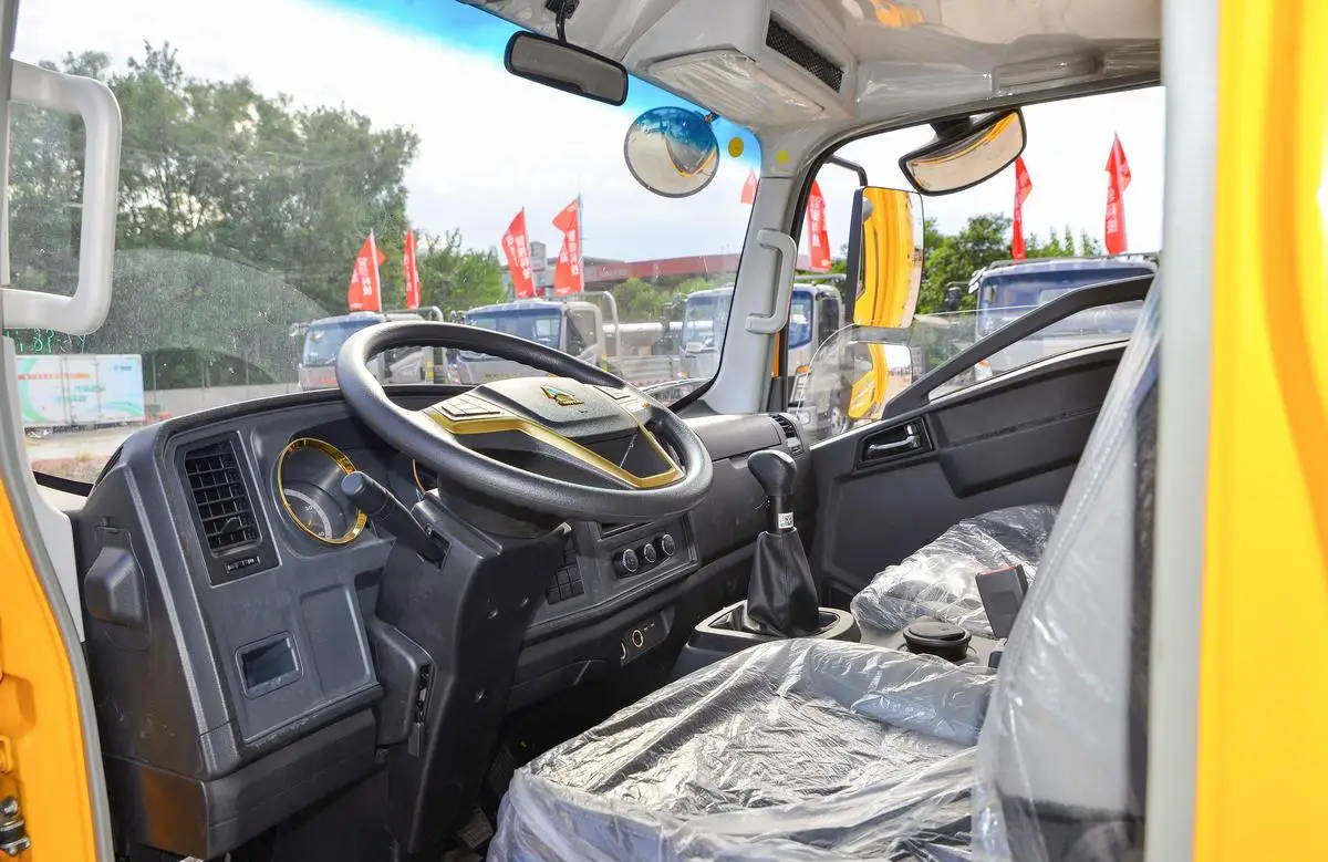 Sinotruck Howo Used 4x2 Cargo Van - Mini Box Truck for Urban Delivery 12