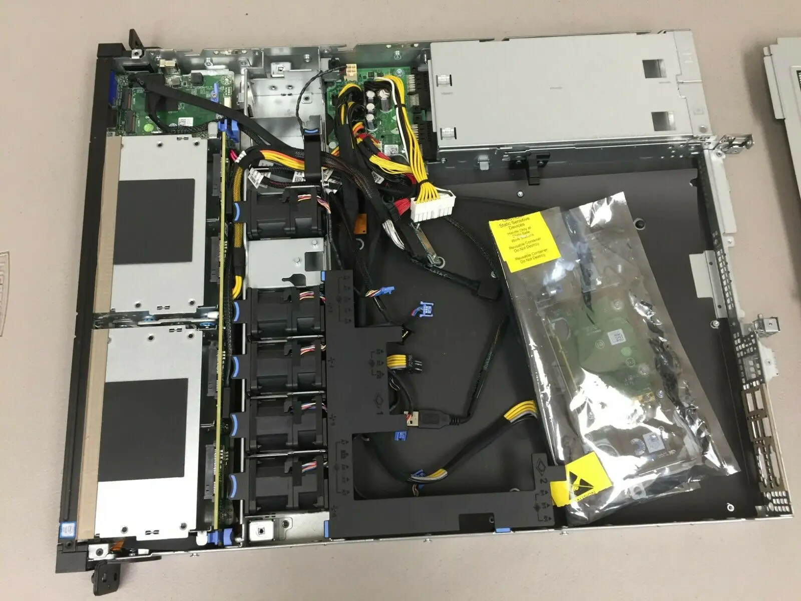 Server With Flexible Configurations Dells Poweredge Xr2 1u Rack Server