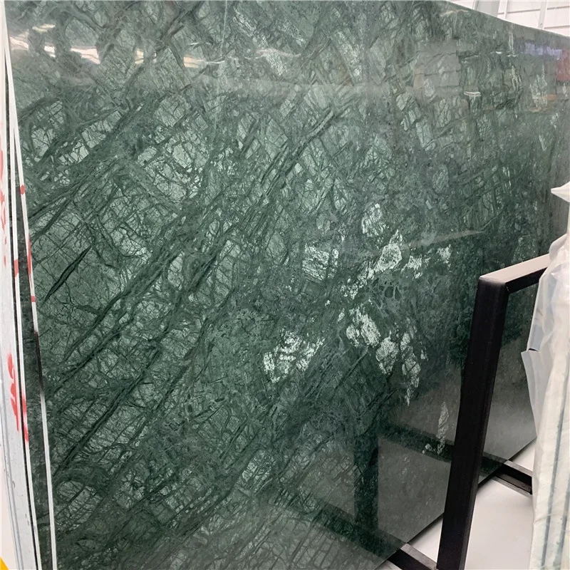 Tấm đá Verde Green (Xanh Lục), bàn cà phê màu nâu đậm, gạch ốp cột xanh, đá cẩm thạch