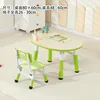 Une table et une chaise en grain de bois et vert fruit.