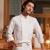 Top blanco con manga larga.