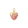 Corazón dorado con goteo rosa.