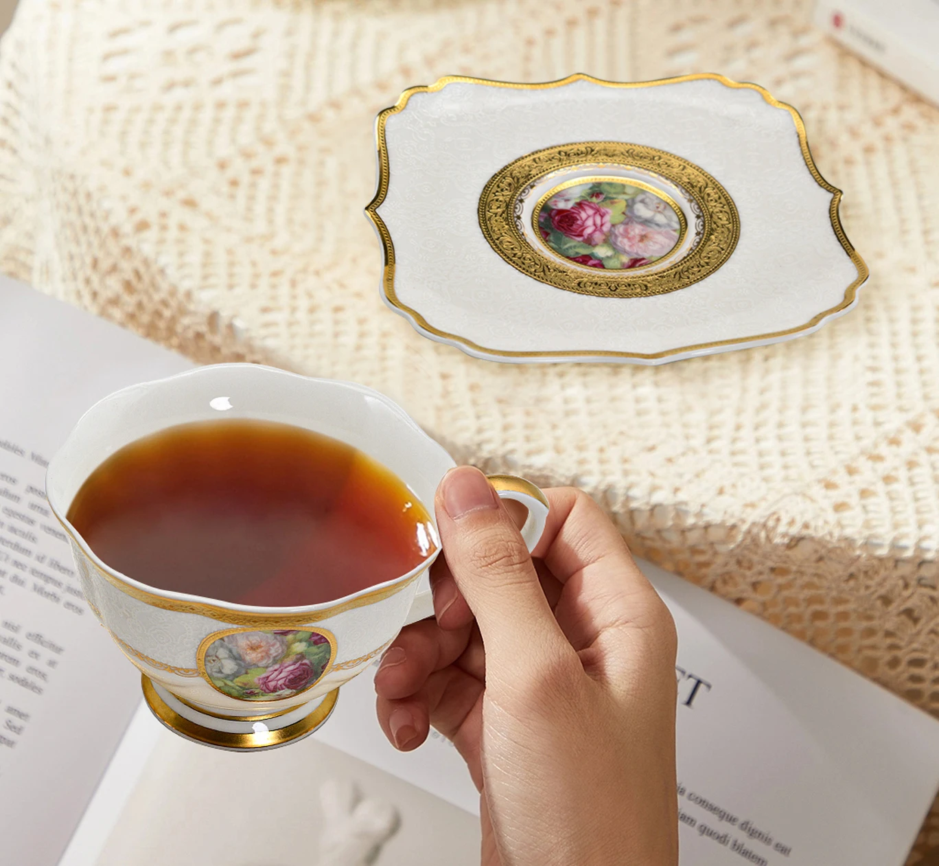 2pcs Royal Bone China Porcelain Ceramic Elegant Roses Gold Luxury Tea Coffee Tea Cup & Saucer Set for Wedding Hotel Cafe Store