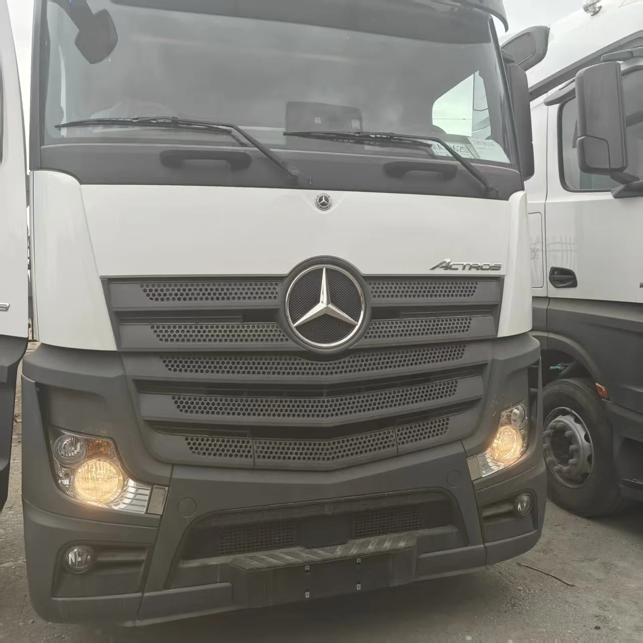 Mercedes Ben Z 6x4 340hp-420hp Actros Tractor Trailer Head Truck