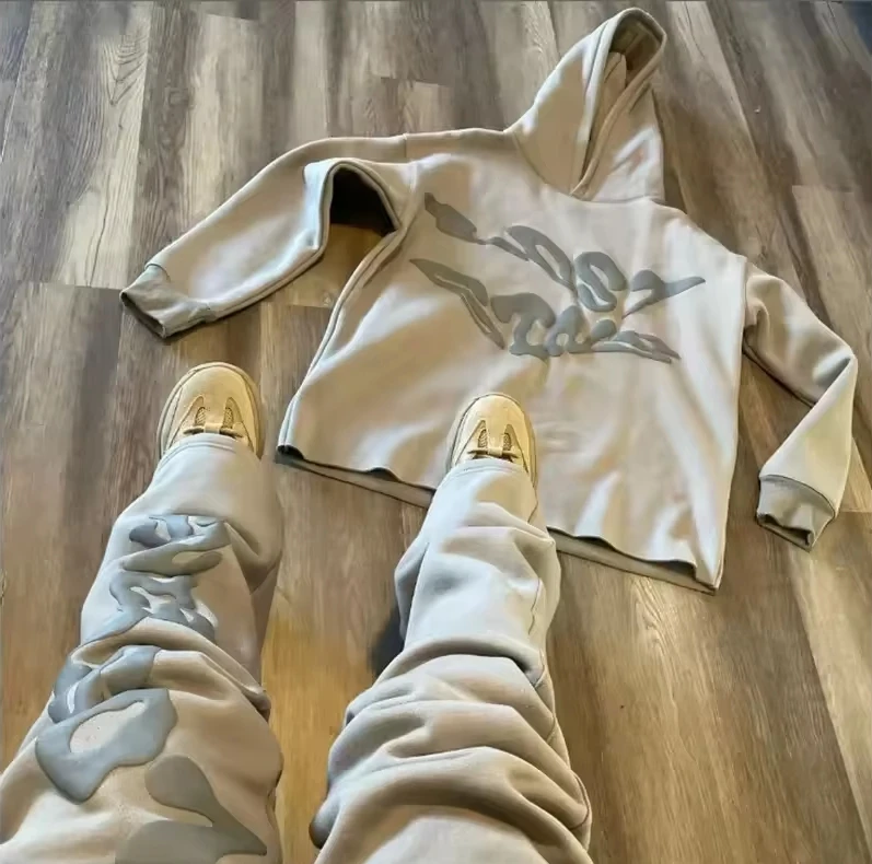 Conxunto de chándal para homes con pantalóns de felpudo con estampado gráfico 3D en relevo e capucha con bordos crus, estilo urbano e ampliado na parte inferior