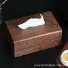 Caja de pañuelos de madera de nogal negro.