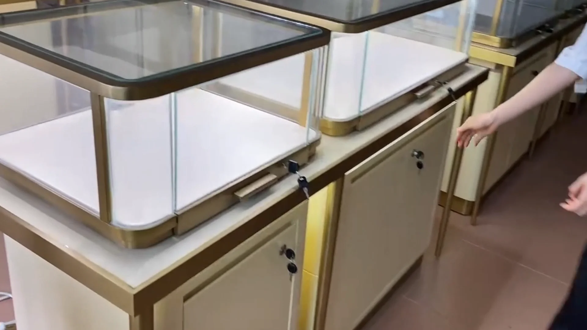 2023 New Stainless Steel Jewelry Display Table With 2 Drawers Custom Glass Jewelry Display