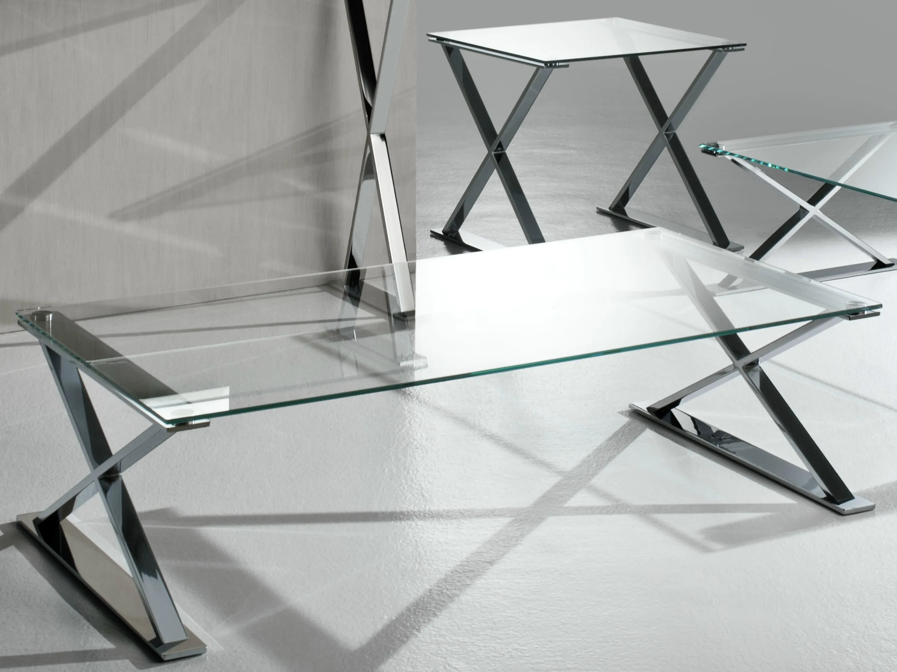 стол из нержавеющей стали и стекла