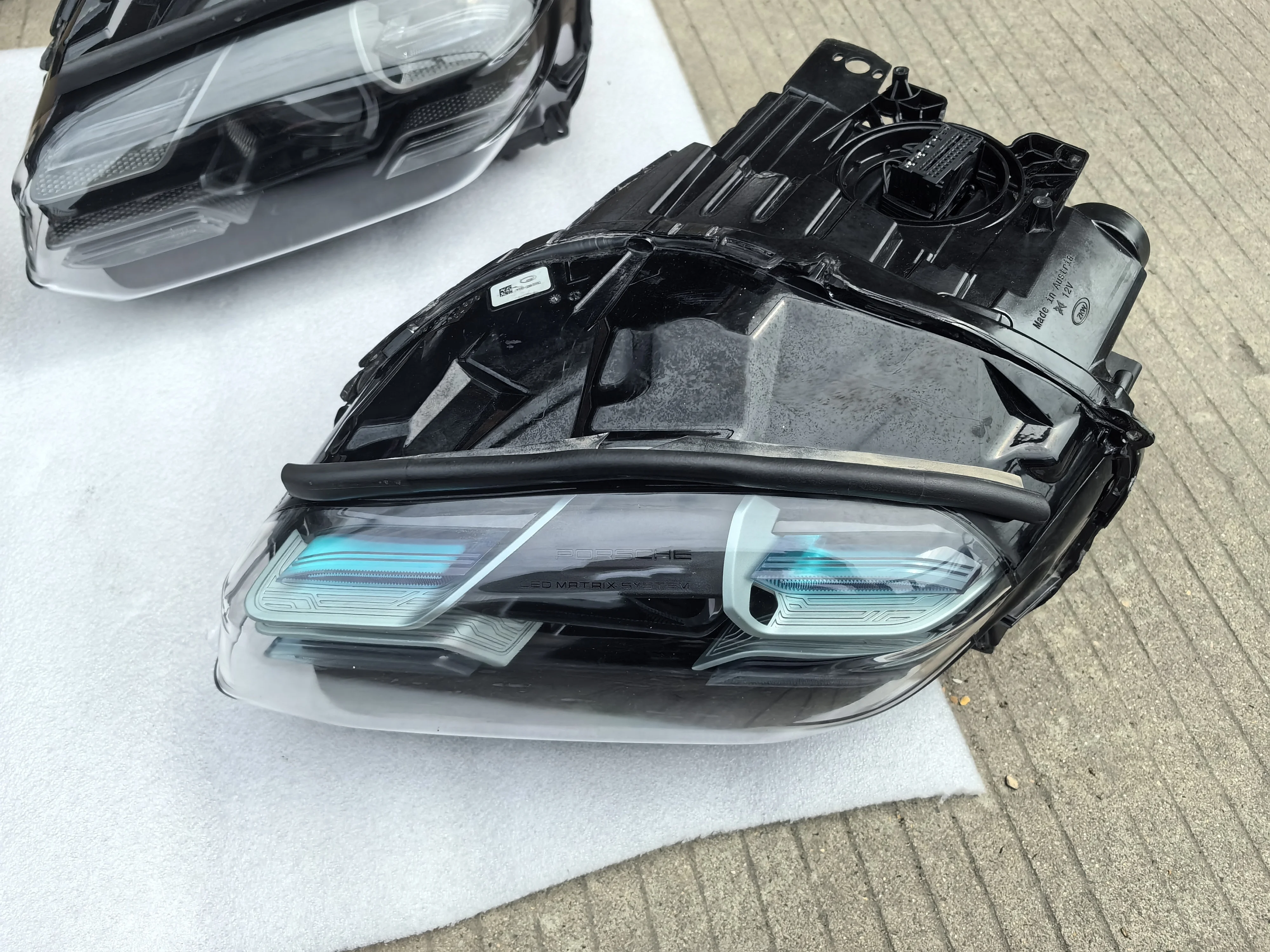 ポルシェ タイカン用 中古 LED ヘッドライト 9JA941060F 24V