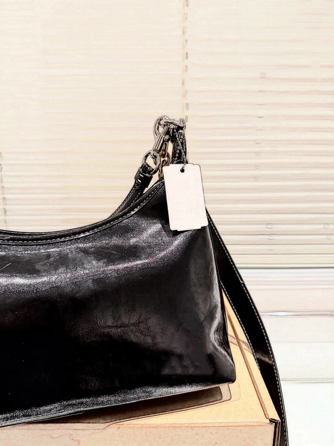French Niche Design Cowhide Solid Color Clip Closure Clamp Single Strap High-end Fashion Urban Minimalism Winter 2025 Middle