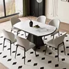 Une table avec six chaises