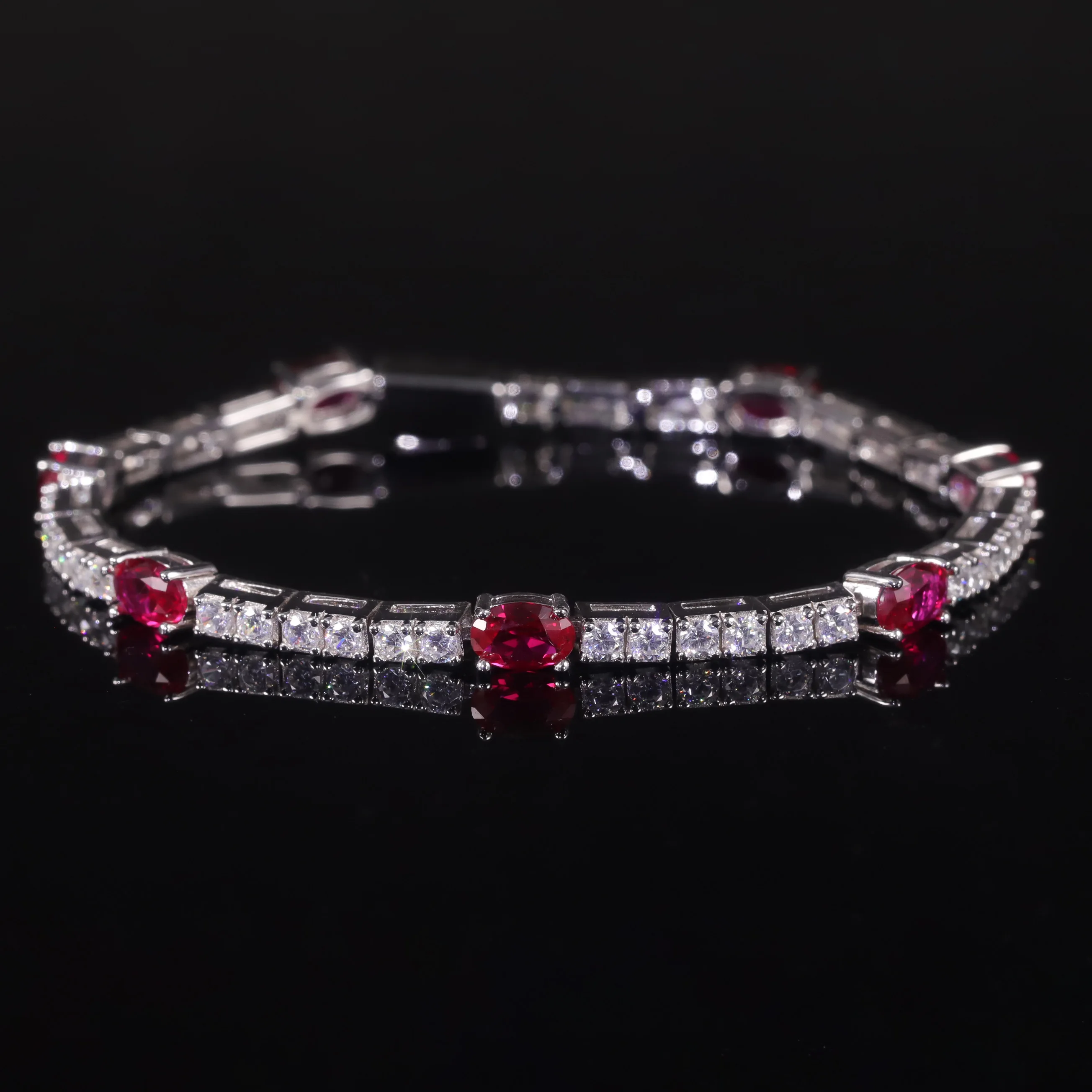 Bracciale In Pietra Naturale Rubino Brillante Con Pendente Argento 925 Nodo Di Strega Celtico - Amuleto Protezione E Fortuna