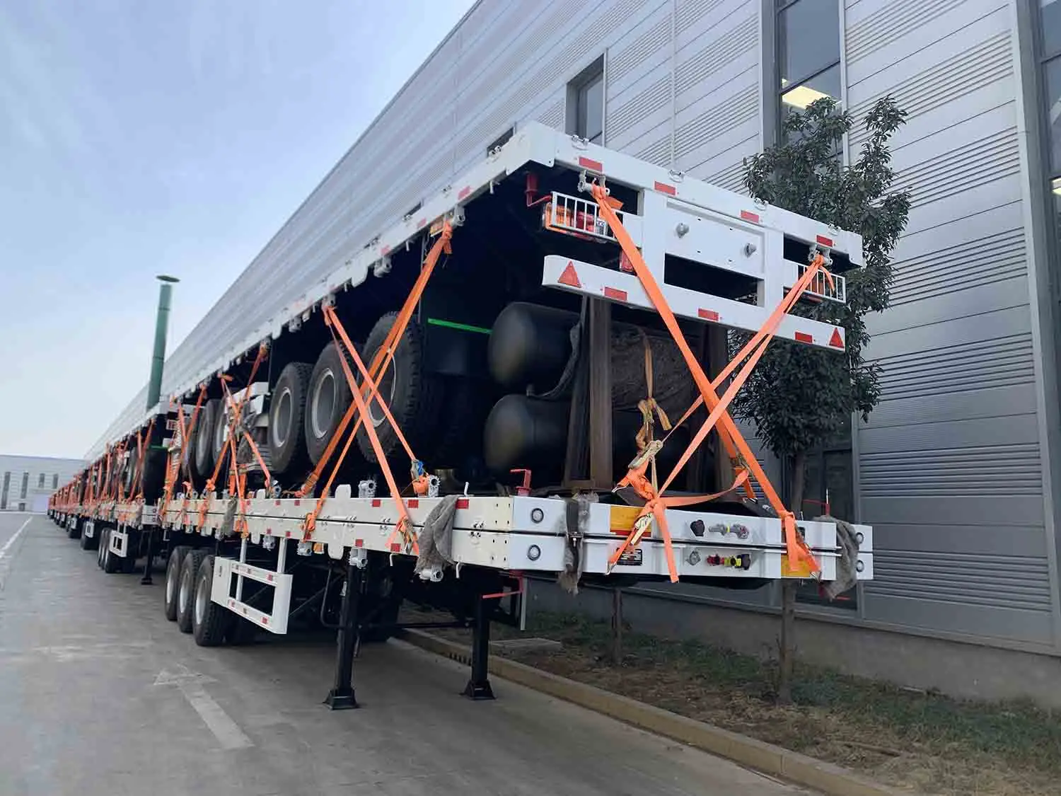 Vehicle Master Tri-Axle 3 4 5 Axles 40ft Trailers 50 Tons 20ft 40ft 50ft 53ft Container Chassis Flatbed Semi  Trailer for Sale