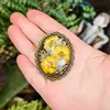 Broche amarillo