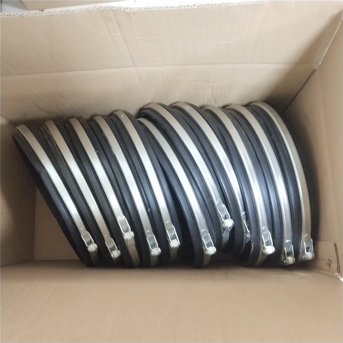 Galvanised Pipe Lever Clamp 160mm Quick Fit Duct Snap Clamp with Black EPDM Liner Rapid Lock Clamp Ring
