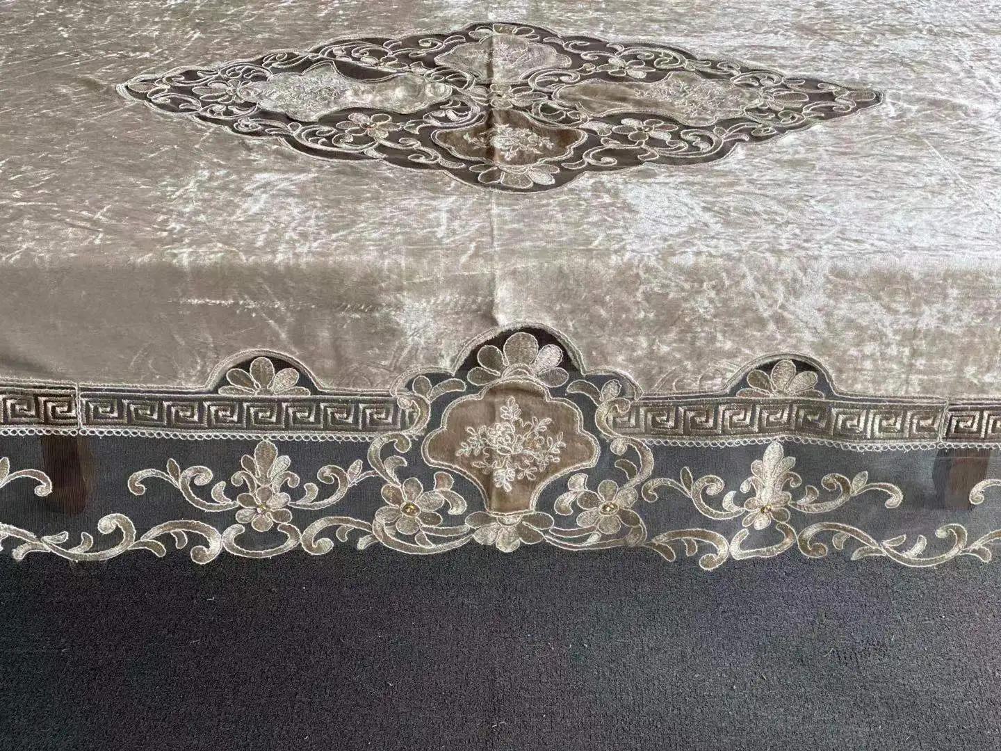 Wholesale beautiful velvet table cloth with mesh lace tablecloth for wedding