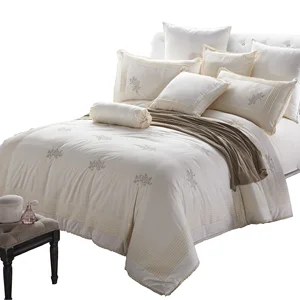 Luxury Bed Linen European Style Solid Color Microfiber Embroidered Bed Comforter Set