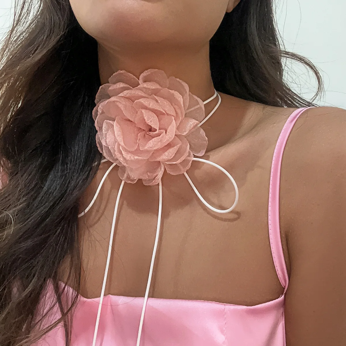 Collana girocollo in denim riciclato con rose: fiore in jeans boho, cravatta in pelle - Italia