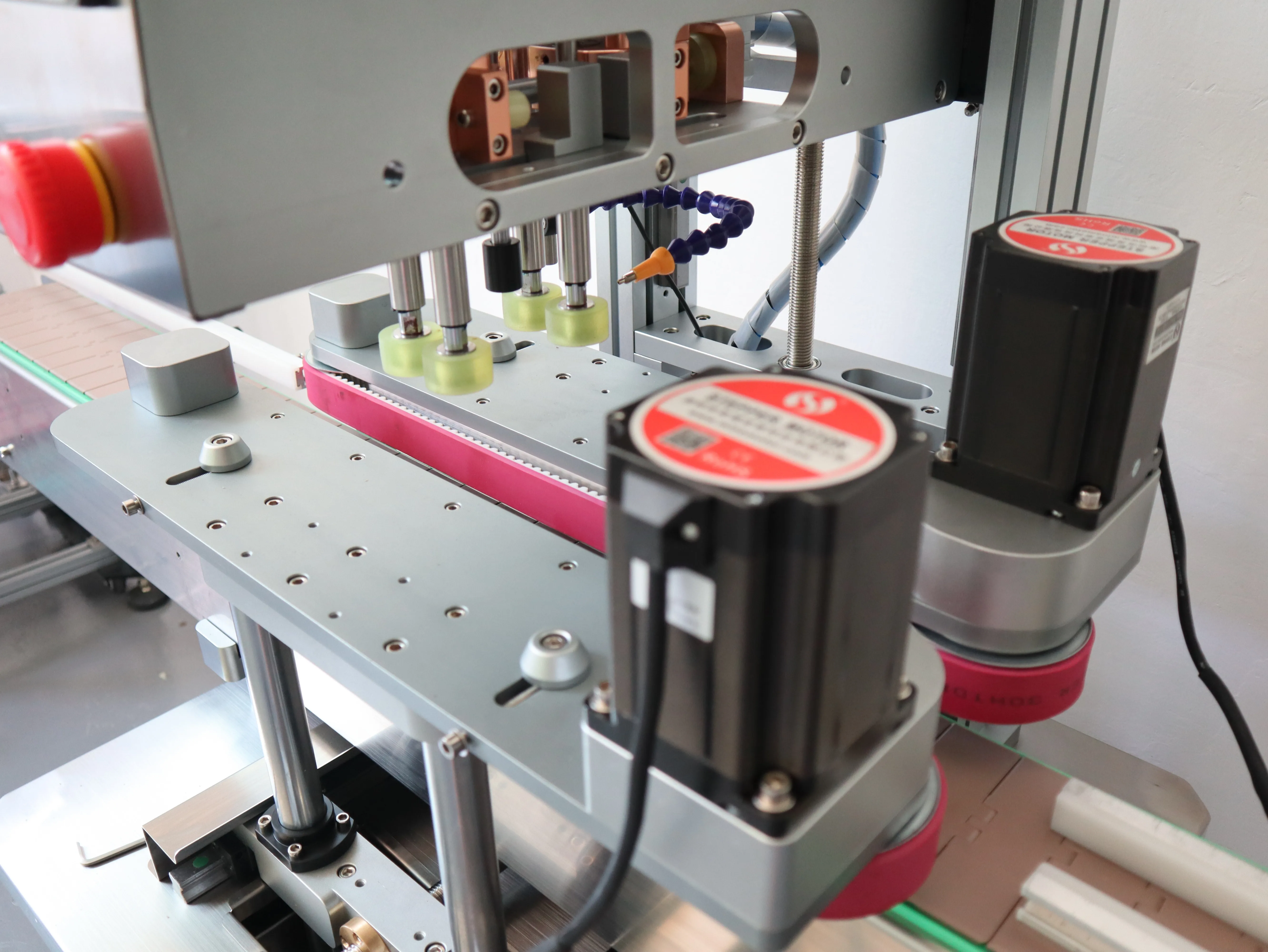 Фабричная стоимость автоматическая машина стол маленькой живой хорошенькой кошечки флакон-капельница машина для укупорки бутылок для эфирных масел, глазные капли