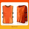 Avec tenue assortie en orange