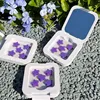 étoile violette dans une boîte miroir blanche