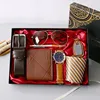 Juego de 8 piezas color café: cinturón, cartera, reloj, bolígrafo, llavero, corbata y gafas.