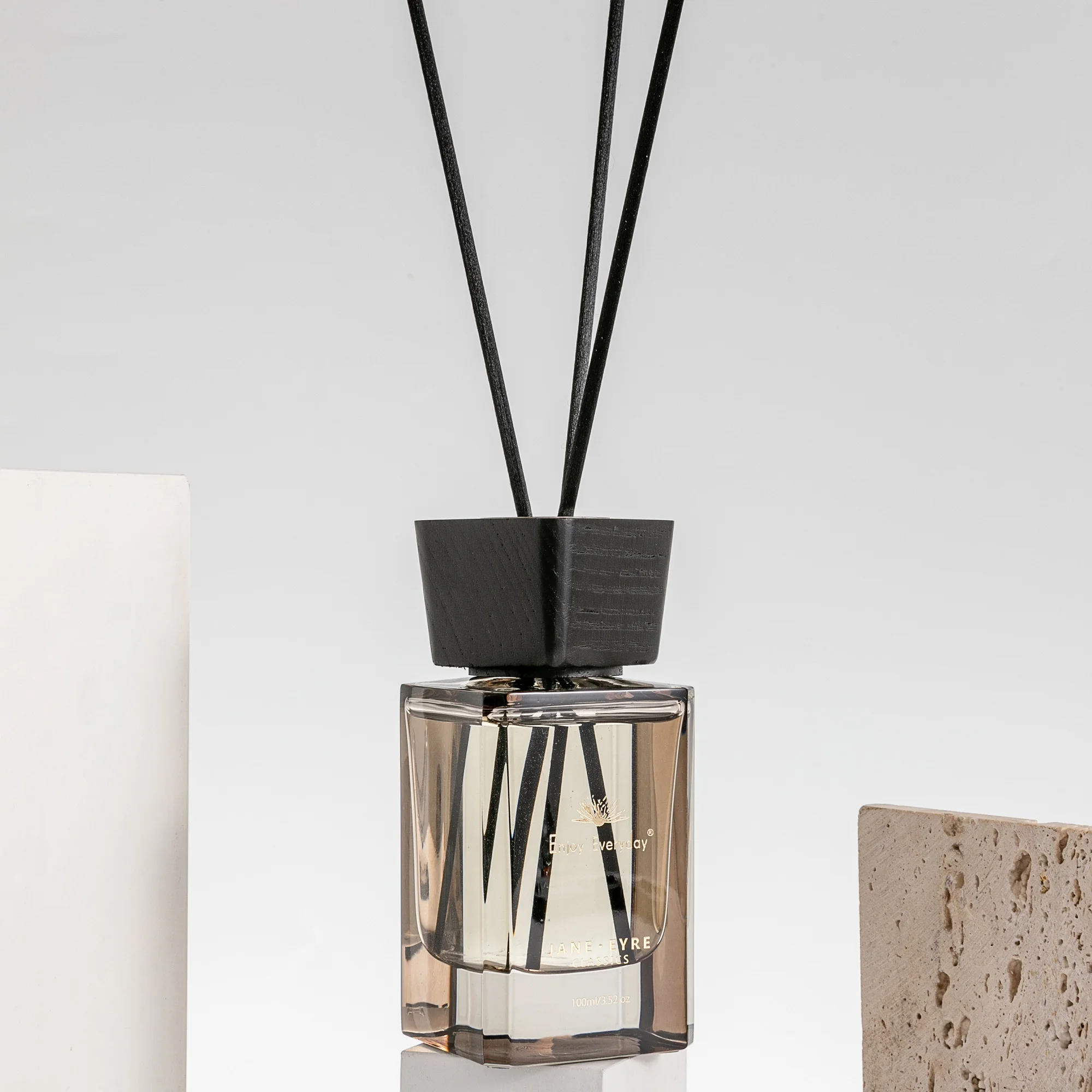 product hot sale luxury home air freshener amber glass bottle reed diffuser long lasting fragrance diffuser for hotel-1