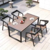 Une table 130x70 avec quatre chaises