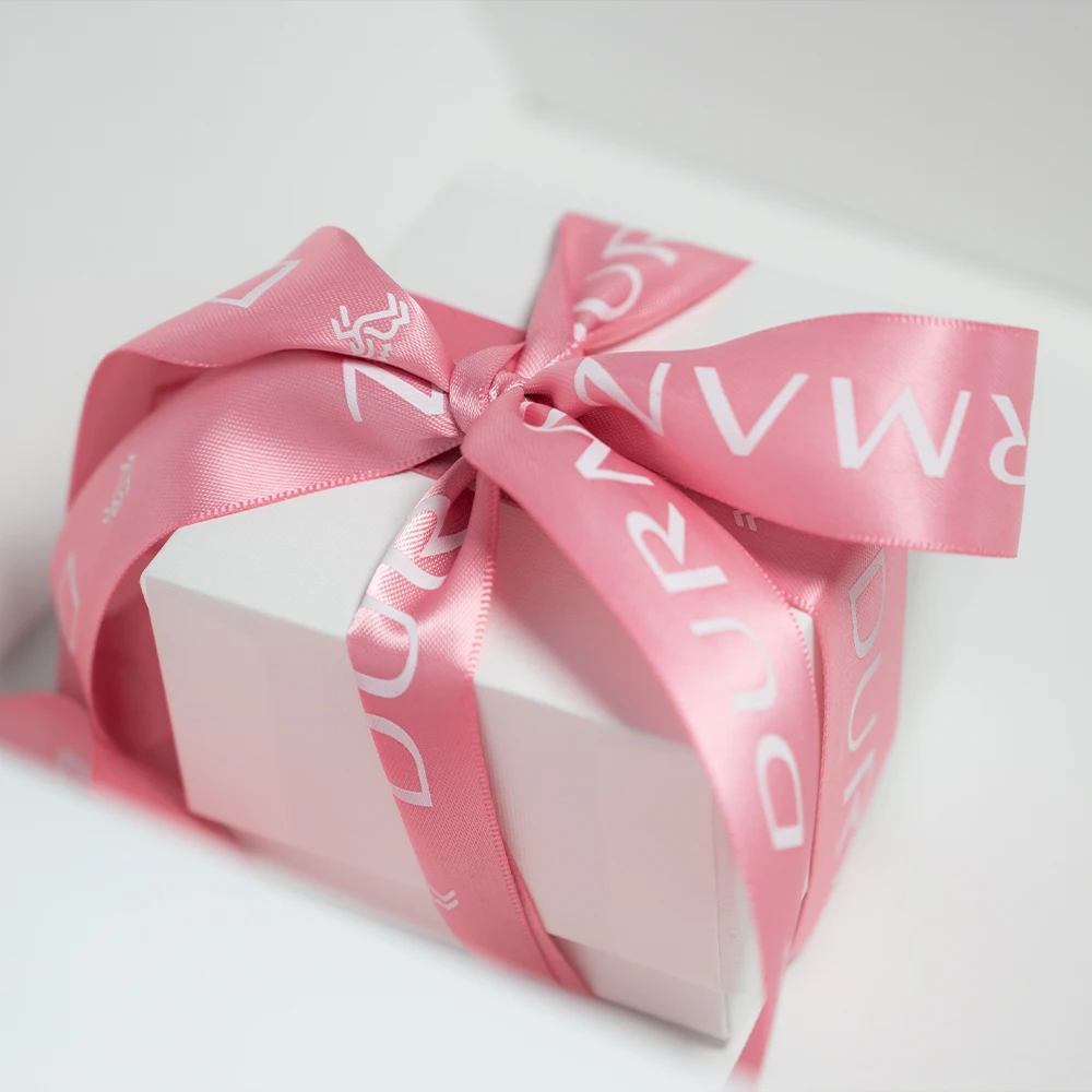 Nouveau Design Personnalisé Logo de Taille Dorure Couvercle et Base Un Côté Mobile Bijou de Bracelet Blanc avec Ruban
