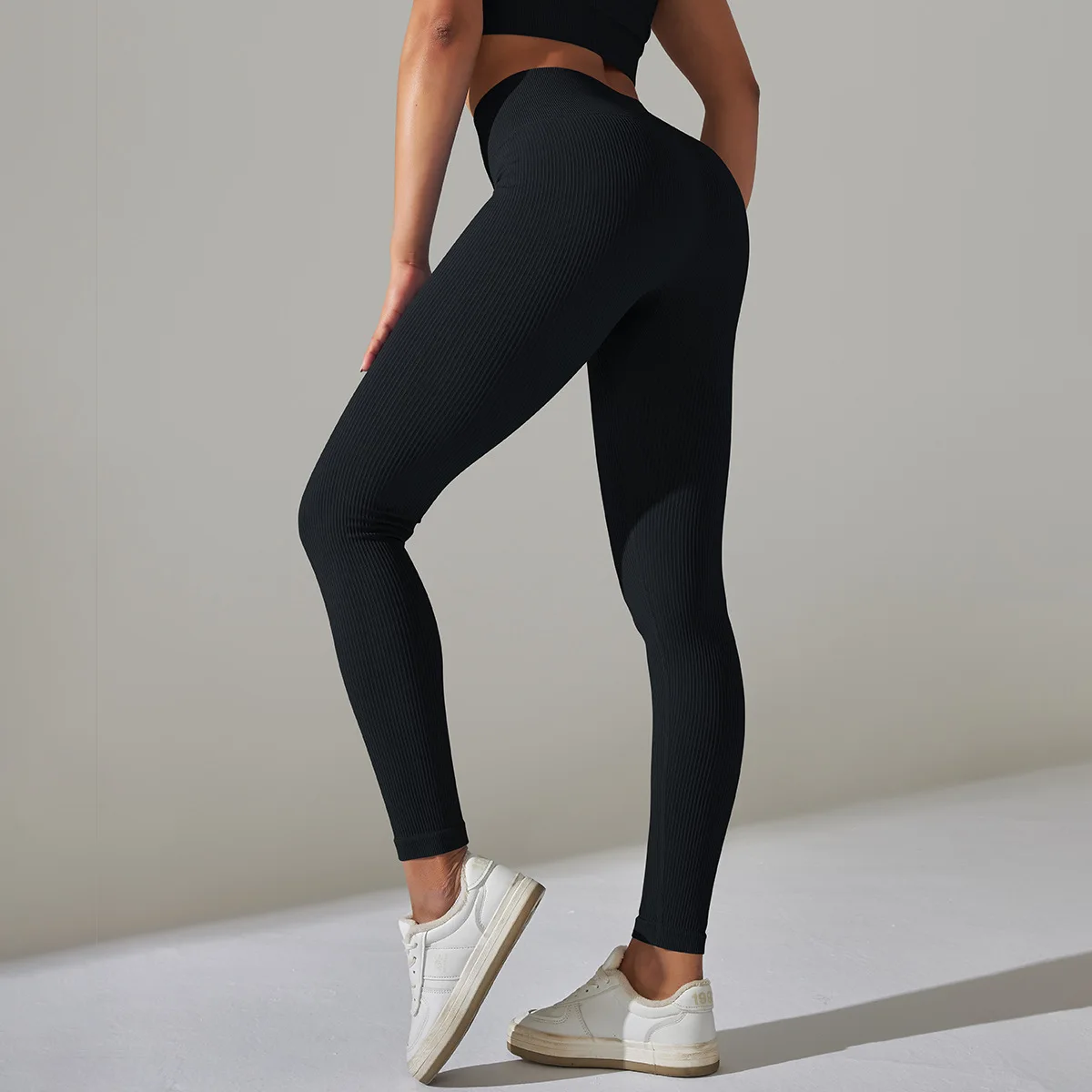 2023 Hot Sale Seamless Tight Ladies Sports Wear Yoga Suit Top Sports