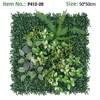 Panel de pared verde con helecho de hoja variegada y flor blanca