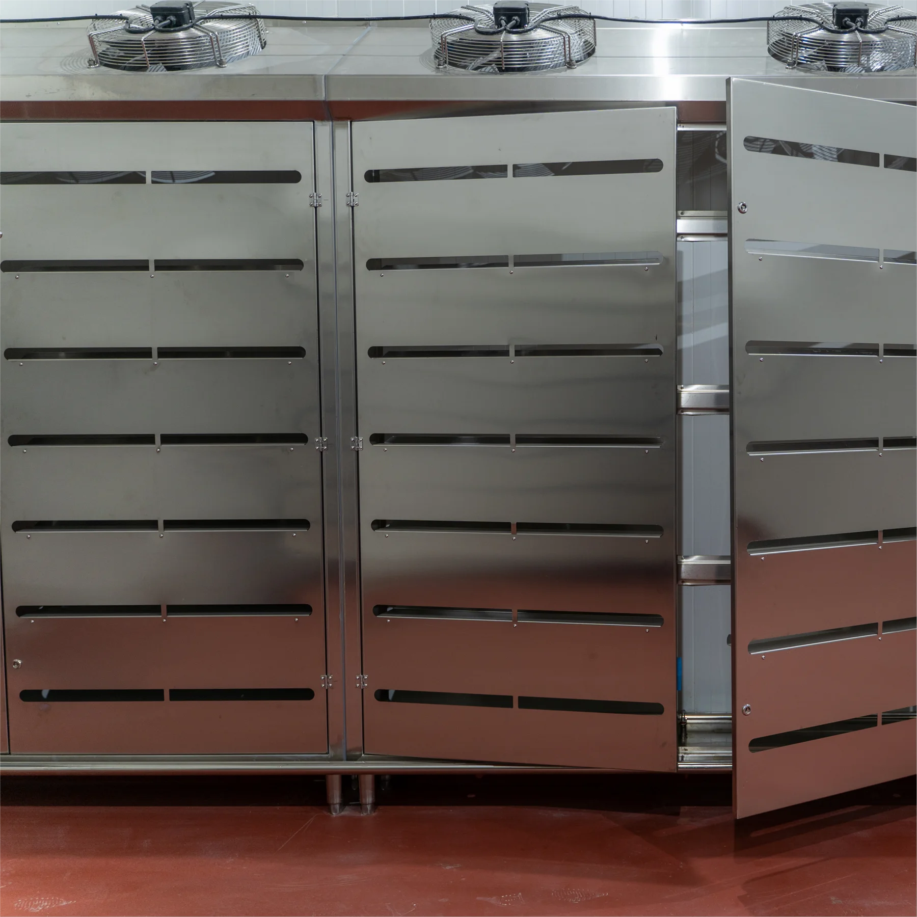 Advanced thawing chamber for frozen food processing with precise temperature and humidity control