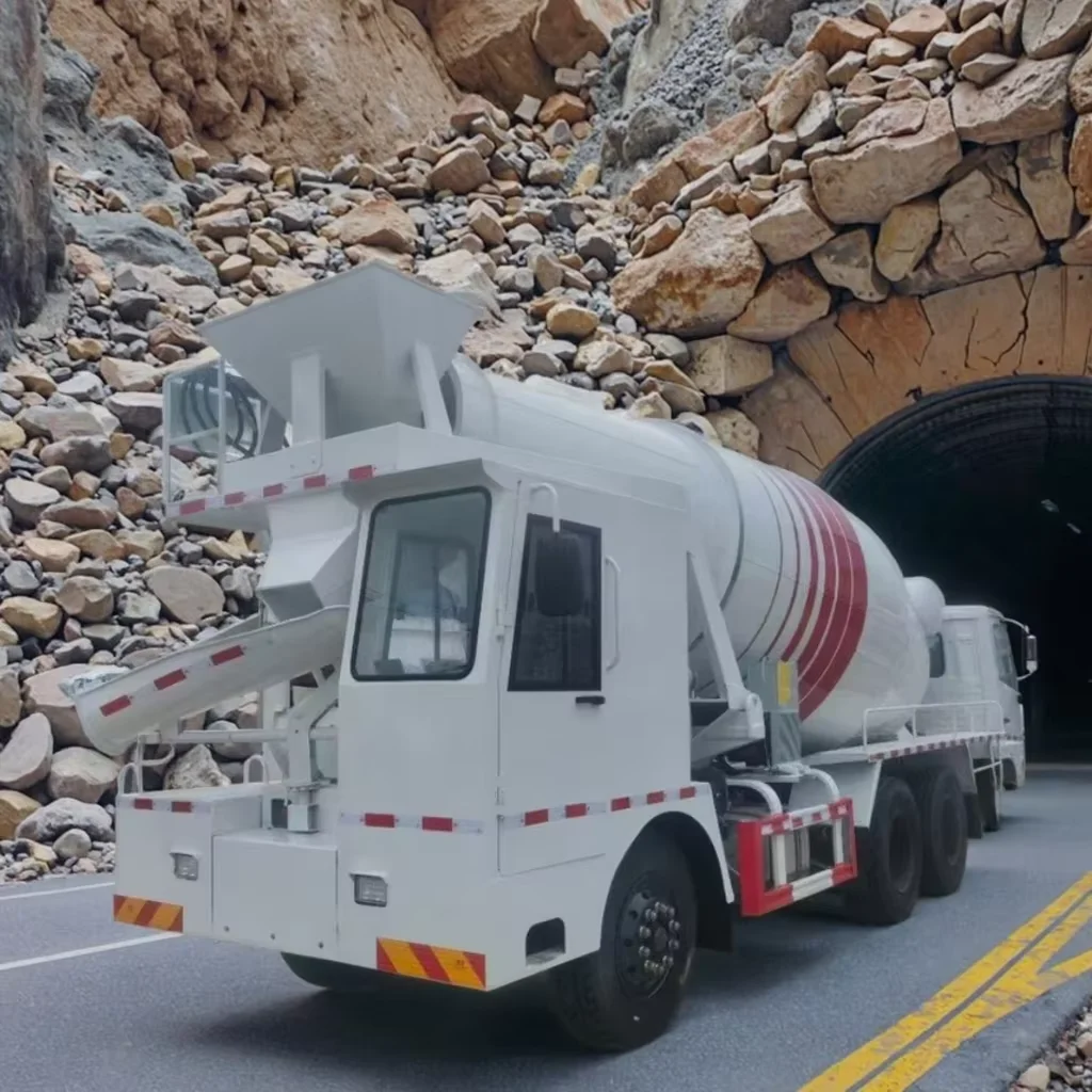Caminhão Betoneira para Combustível Diesel Personalizado com Misturador de Cimento, Direção Bidirecional, Opções Manual ou Automática, Dedicado à Produção em Túneis